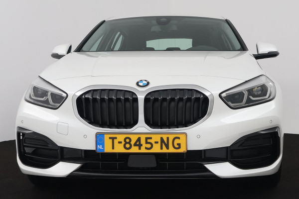 BMW 1-serie 118i Executive Edition (SFEERVERLICHTING, ACHTERUITRIJCAMERA, CRUISE CONTROL, PARKEERSENSOREN, NL-AUTO)