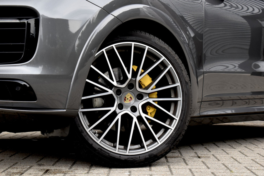 Porsche Cayenne Coupé 3.0 E-Hybrid 462pk SportDesign | Panoramadak | 22'' Velgen | ACC | Head-Up | Bose | Sportchrono | Leder Dashbord |