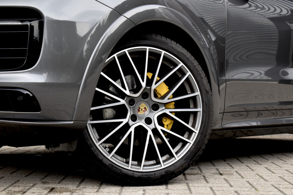 Porsche Cayenne Coupé 3.0 E-Hybrid 462pk SportDesign | Panoramadak | 22'' Velgen | ACC | Head-Up | Bose | Sportchrono | Leder Dashbord |