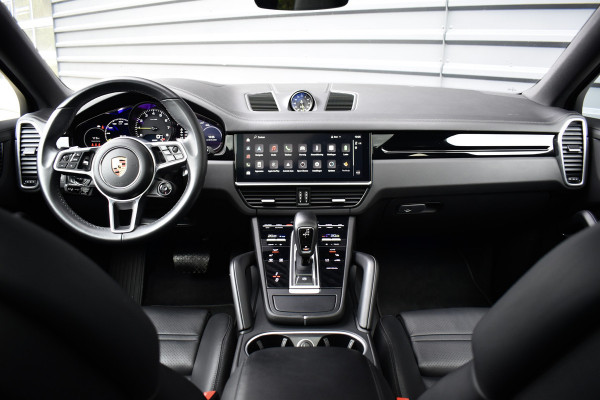 Porsche Cayenne Coupé 3.0 E-Hybrid 462pk SportDesign | Panoramadak | 22'' Velgen | ACC | Head-Up | Bose | Sportchrono | Leder Dashbord |