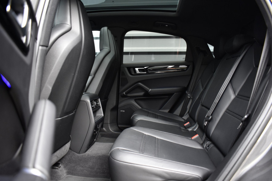 Porsche Cayenne Coupé 3.0 E-Hybrid 462pk SportDesign | Panoramadak | 22'' Velgen | ACC | Head-Up | Bose | Sportchrono | Leder Dashbord |