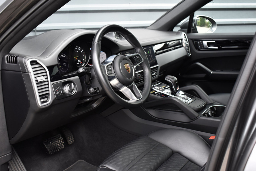 Porsche Cayenne Coupé 3.0 E-Hybrid 462pk SportDesign | Panoramadak | 22'' Velgen | ACC | Head-Up | Bose | Sportchrono | Leder Dashbord |