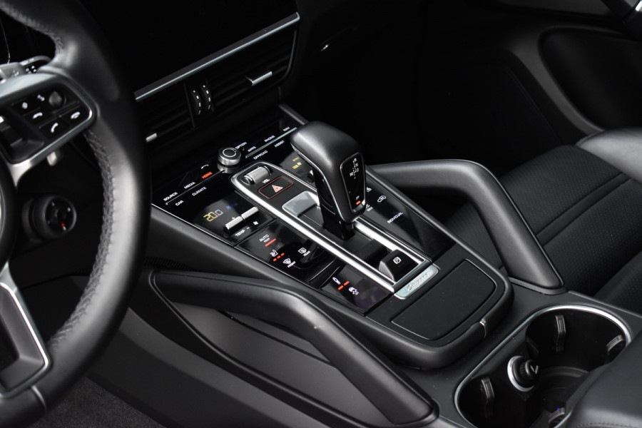 Porsche Cayenne Coupé 3.0 E-Hybrid 462pk SportDesign | Panoramadak | 22'' Velgen | ACC | Head-Up | Bose | Sportchrono | Leder Dashbord |