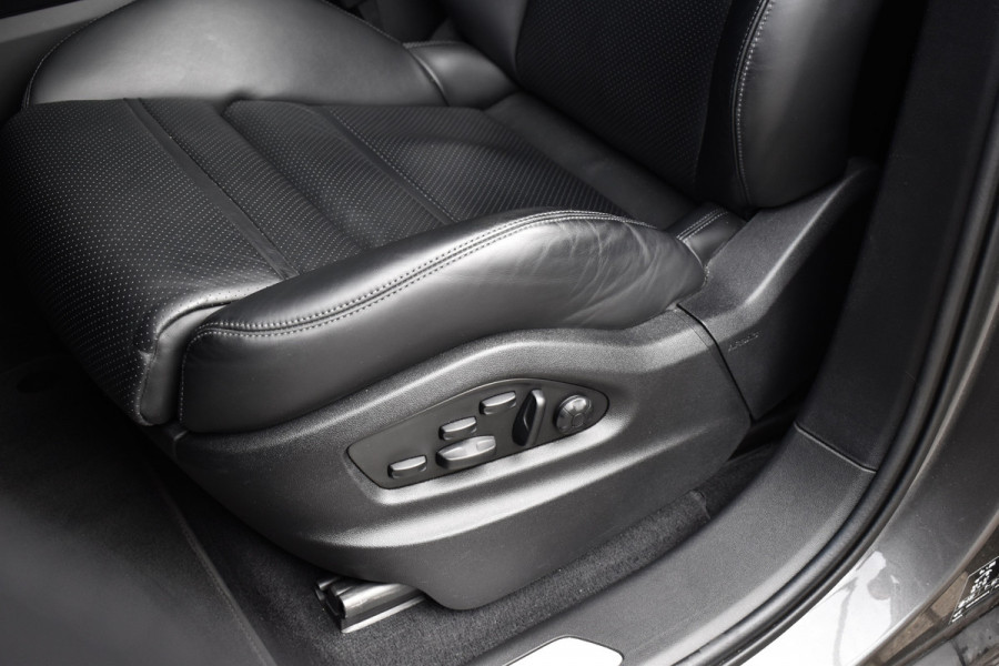 Porsche Cayenne Coupé 3.0 E-Hybrid 462pk SportDesign | Panoramadak | 22'' Velgen | ACC | Head-Up | Bose | Sportchrono | Leder Dashbord |