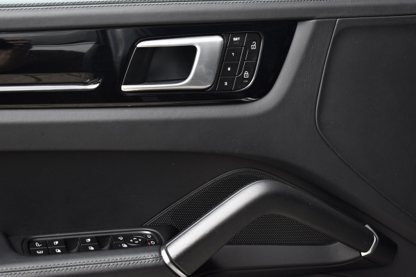 Porsche Cayenne Coupé 3.0 E-Hybrid 462pk SportDesign | Panoramadak | 22'' Velgen | ACC | Head-Up | Bose | Sportchrono | Leder Dashbord |