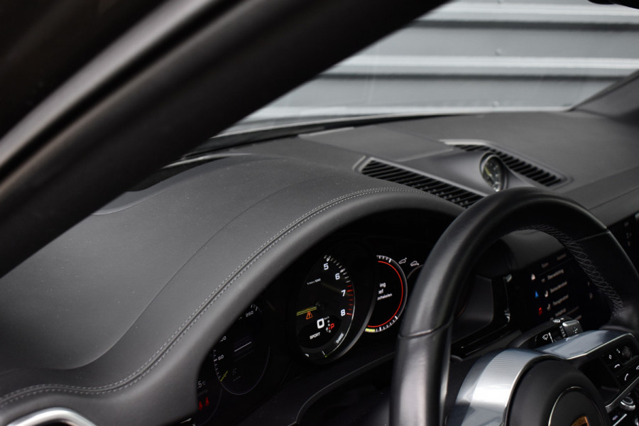 Porsche Cayenne Coupé 3.0 E-Hybrid 462pk SportDesign | Panoramadak | 22'' Velgen | ACC | Head-Up | Bose | Sportchrono | Leder Dashbord |