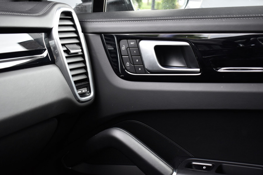 Porsche Cayenne Coupé 3.0 E-Hybrid 462pk SportDesign | Panoramadak | 22'' Velgen | ACC | Head-Up | Bose | Sportchrono | Leder Dashbord |
