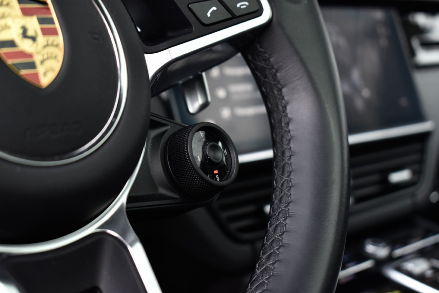 Porsche Cayenne Coupé 3.0 E-Hybrid 462pk SportDesign | Panoramadak | 22'' Velgen | ACC | Head-Up | Bose | Sportchrono | Leder Dashbord |
