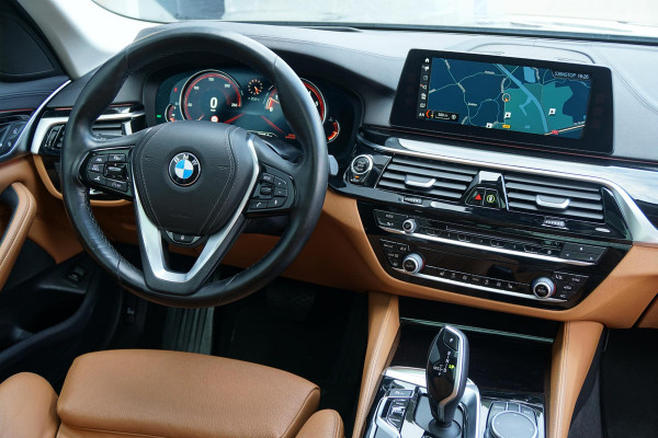 BMW 5 Serie Touring 530i xDrive Executive / ADAPTIEVE DEMPING / PANODAK / CAMERA / DODEHOEKDETECTIE / DEALER ONDERHOUDEN