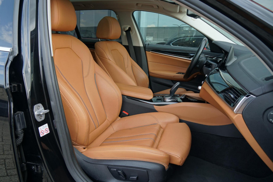 BMW 5 Serie Touring 530i xDrive Executive / ADAPTIEVE DEMPING / PANODAK / CAMERA / DODEHOEKDETECTIE / DEALER ONDERHOUDEN