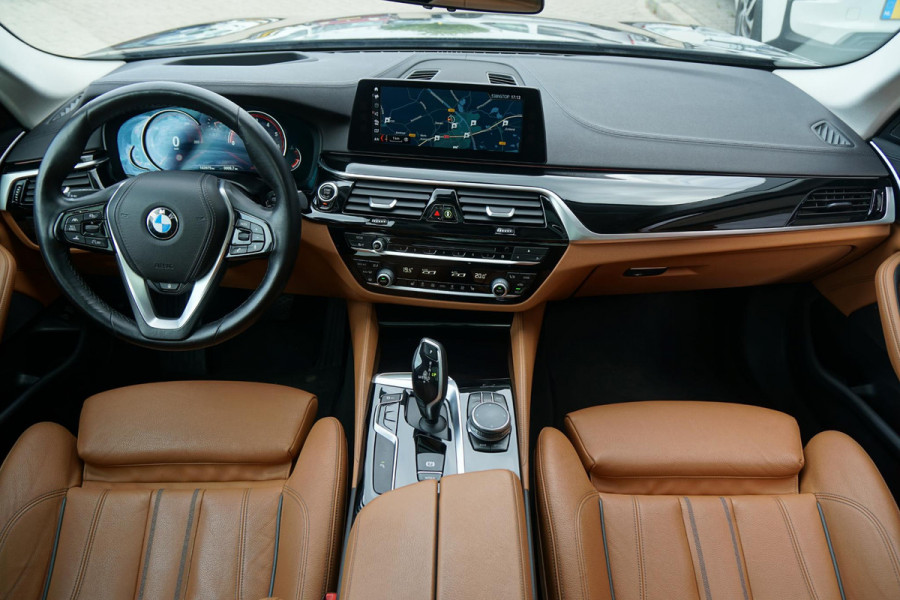 BMW 5 Serie Touring 530i xDrive Executive / ADAPTIEVE DEMPING / PANODAK / CAMERA / DODEHOEKDETECTIE / DEALER ONDERHOUDEN