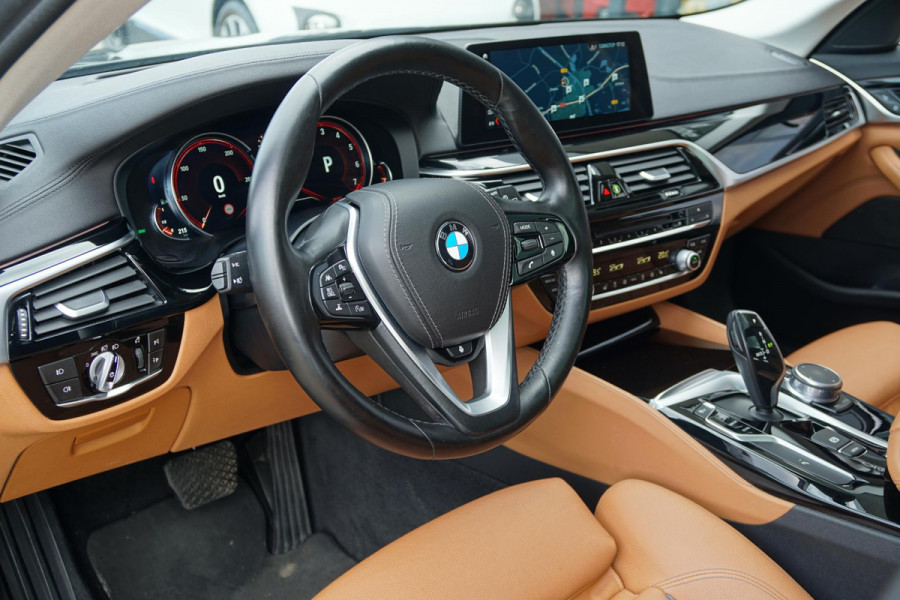BMW 5 Serie Touring 530i xDrive Executive / ADAPTIEVE DEMPING / PANODAK / CAMERA / DODEHOEKDETECTIE / DEALER ONDERHOUDEN