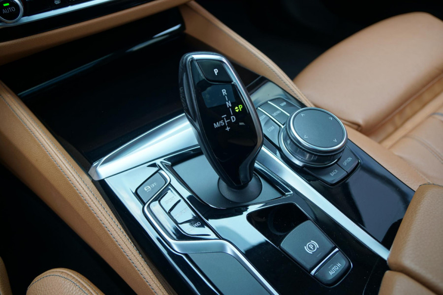 BMW 5 Serie Touring 530i xDrive Executive / ADAPTIEVE DEMPING / PANODAK / CAMERA / DODEHOEKDETECTIE / DEALER ONDERHOUDEN
