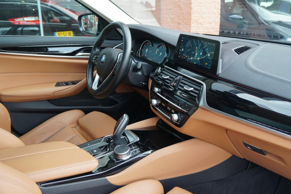BMW 5 Serie Touring 530i xDrive Executive / ADAPTIEVE DEMPING / PANODAK / CAMERA / DODEHOEKDETECTIE / DEALER ONDERHOUDEN