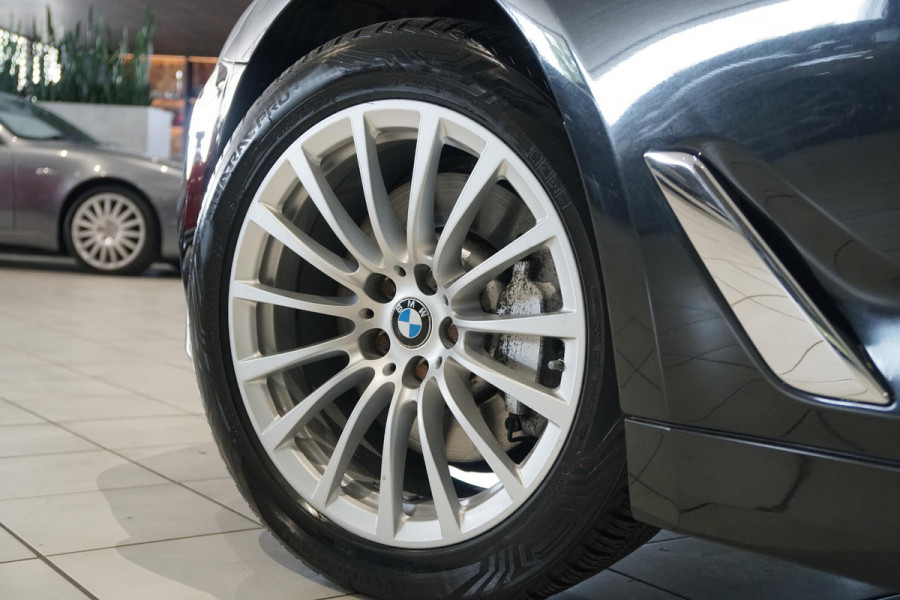 BMW 5 Serie Touring 530i xDrive Executive / ADAPTIEVE DEMPING / PANODAK / CAMERA / DODEHOEKDETECTIE / DEALER ONDERHOUDEN