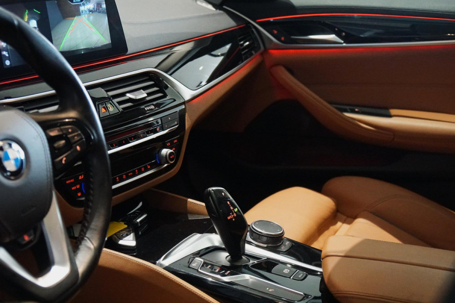 BMW 5 Serie Touring 530i xDrive Executive / ADAPTIEVE DEMPING / PANODAK / CAMERA / DODEHOEKDETECTIE / DEALER ONDERHOUDEN