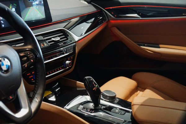BMW 5 Serie Touring 530i xDrive Executive / ADAPTIEVE DEMPING / PANODAK / CAMERA / DODEHOEKDETECTIE / DEALER ONDERHOUDEN