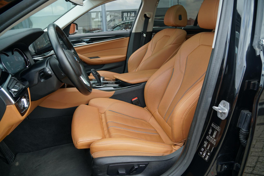 BMW 5 Serie Touring 530i xDrive Executive / ADAPTIEVE DEMPING / PANODAK / CAMERA / DODEHOEKDETECTIE / DEALER ONDERHOUDEN