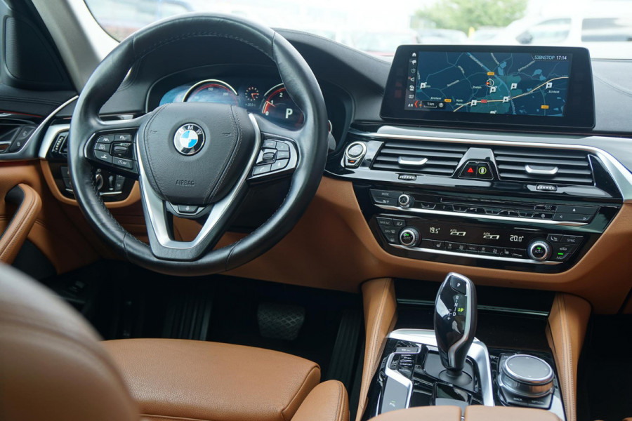 BMW 5 Serie Touring 530i xDrive Executive / ADAPTIEVE DEMPING / PANODAK / CAMERA / DODEHOEKDETECTIE / DEALER ONDERHOUDEN