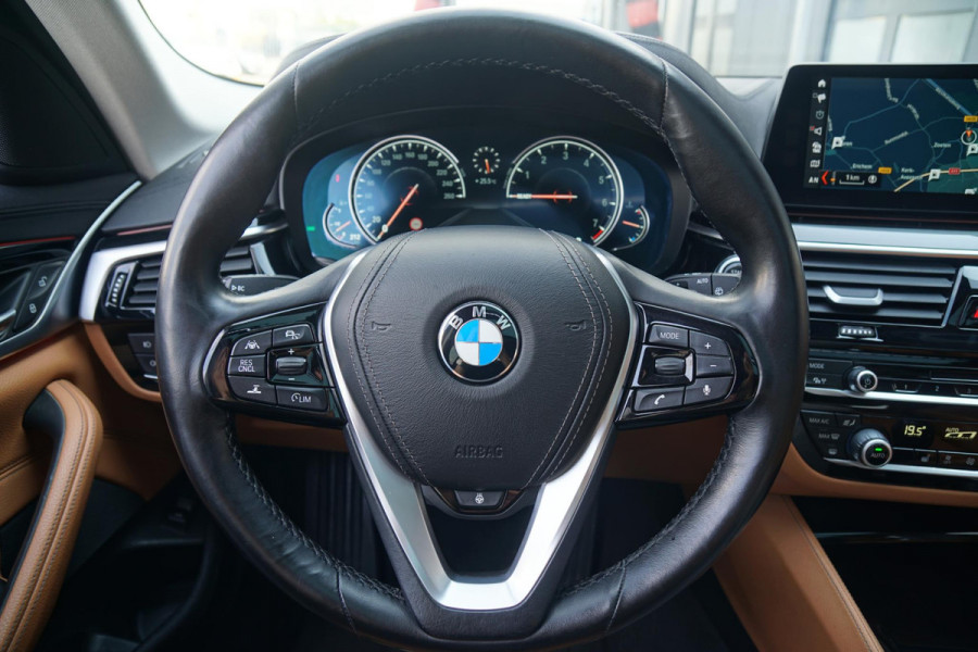 BMW 5 Serie Touring 530i xDrive Executive / ADAPTIEVE DEMPING / PANODAK / CAMERA / DODEHOEKDETECTIE / DEALER ONDERHOUDEN
