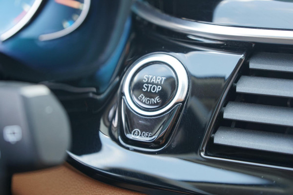 BMW 5 Serie Touring 530i xDrive Executive / ADAPTIEVE DEMPING / PANODAK / CAMERA / DODEHOEKDETECTIE / DEALER ONDERHOUDEN