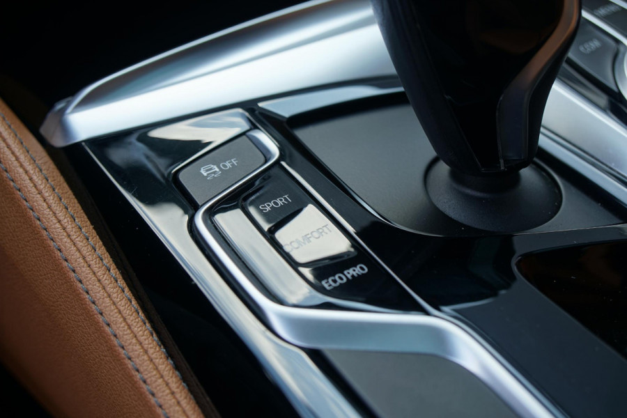 BMW 5 Serie Touring 530i xDrive Executive / ADAPTIEVE DEMPING / PANODAK / CAMERA / DODEHOEKDETECTIE / DEALER ONDERHOUDEN