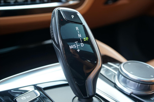 BMW 5 Serie Touring 530i xDrive Executive / ADAPTIEVE DEMPING / PANODAK / CAMERA / DODEHOEKDETECTIE / DEALER ONDERHOUDEN
