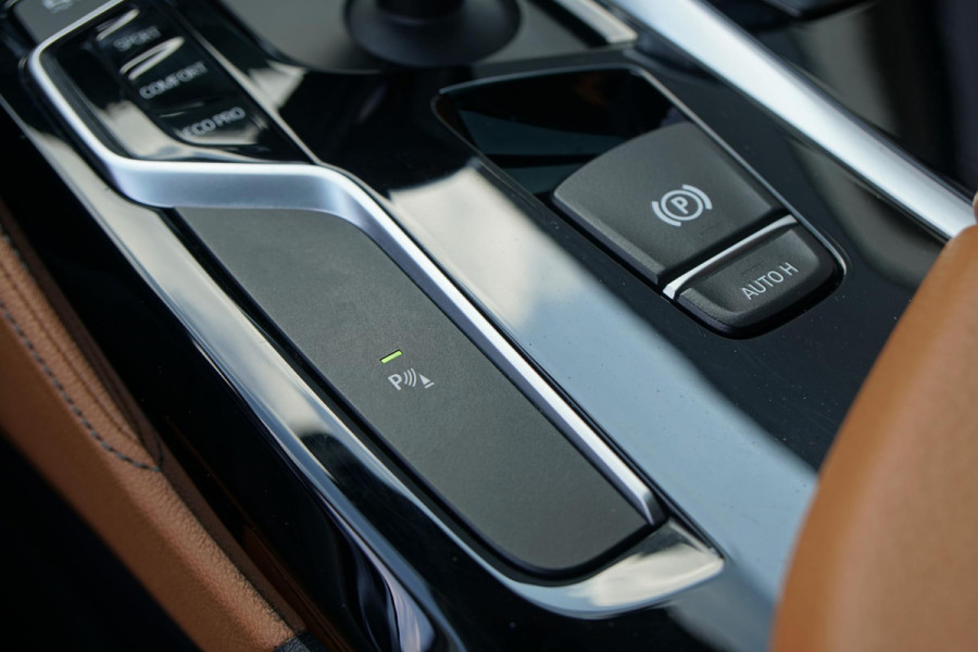 BMW 5 Serie Touring 530i xDrive Executive / ADAPTIEVE DEMPING / PANODAK / CAMERA / DODEHOEKDETECTIE / DEALER ONDERHOUDEN