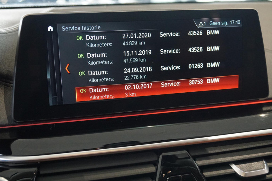 BMW 5 Serie Touring 530i xDrive Executive / ADAPTIEVE DEMPING / PANODAK / CAMERA / DODEHOEKDETECTIE / DEALER ONDERHOUDEN