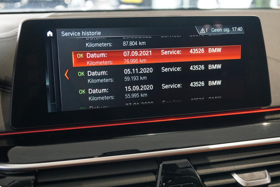 BMW 5 Serie Touring 530i xDrive Executive / ADAPTIEVE DEMPING / PANODAK / CAMERA / DODEHOEKDETECTIE / DEALER ONDERHOUDEN