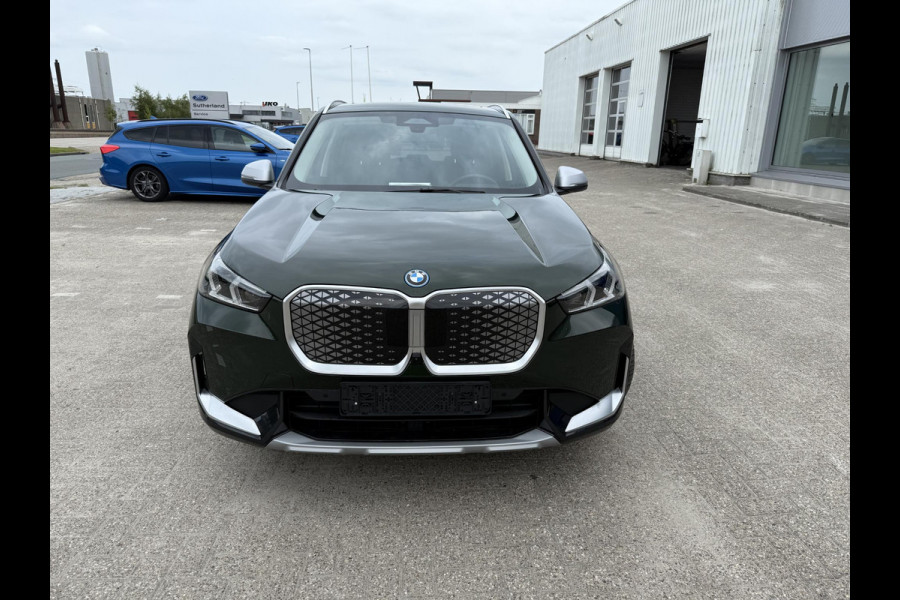 BMW iX1 eDrive20 67 kWh 204pk | X-Line | Travel Pack  | Innovation Pack | Adaptieve cruise controle | HiFi System Harman Kardon | Panoramadak | Head up Display