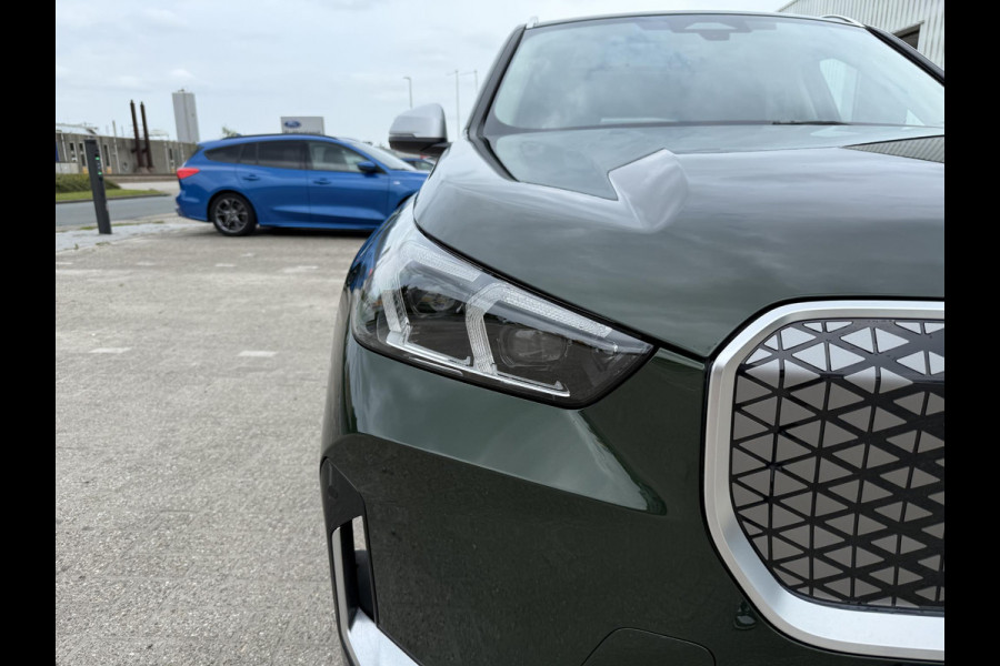 BMW iX1 eDrive20 67 kWh 204pk | X-Line | Travel Pack  | Innovation Pack | Adaptieve cruise controle | HiFi System Harman Kardon | Panoramadak | Head up Display
