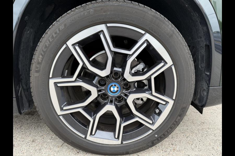 BMW iX1 eDrive20 67 kWh 204pk | X-Line | Travel Pack  | Innovation Pack | Adaptieve cruise controle | HiFi System Harman Kardon | Panoramadak | Head up Display