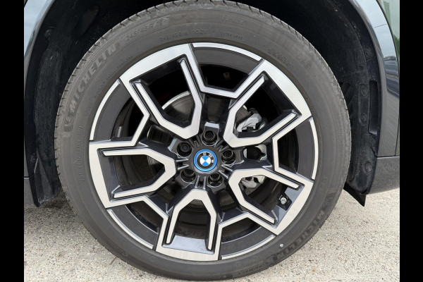BMW iX1 eDrive20 67 kWh 204pk | X-Line | Travel Pack  | Innovation Pack | Adaptieve cruise controle | HiFi System Harman Kardon | Panoramadak | Head up Display
