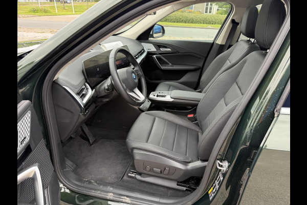BMW iX1 eDrive20 67 kWh 204pk | X-Line | Travel Pack  | Innovation Pack | Adaptieve cruise controle | HiFi System Harman Kardon | Panoramadak | Head up Display