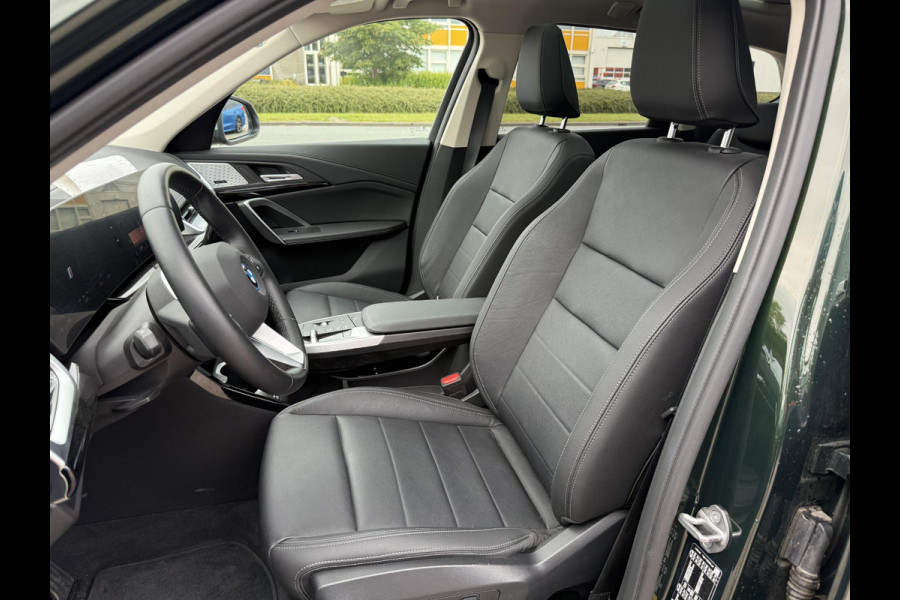 BMW iX1 eDrive20 67 kWh 204pk | X-Line | Travel Pack  | Innovation Pack | Adaptieve cruise controle | HiFi System Harman Kardon | Panoramadak | Head up Display