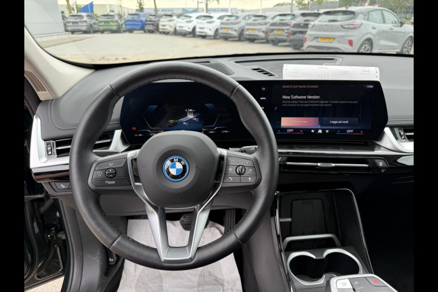 BMW iX1 eDrive20 67 kWh 204pk | X-Line | Travel Pack  | Innovation Pack | Adaptieve cruise controle | HiFi System Harman Kardon | Panoramadak | Head up Display