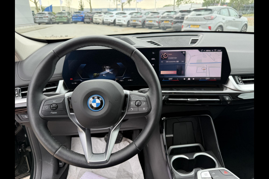 BMW iX1 eDrive20 67 kWh 204pk | X-Line | Travel Pack  | Innovation Pack | Adaptieve cruise controle | HiFi System Harman Kardon | Panoramadak | Head up Display