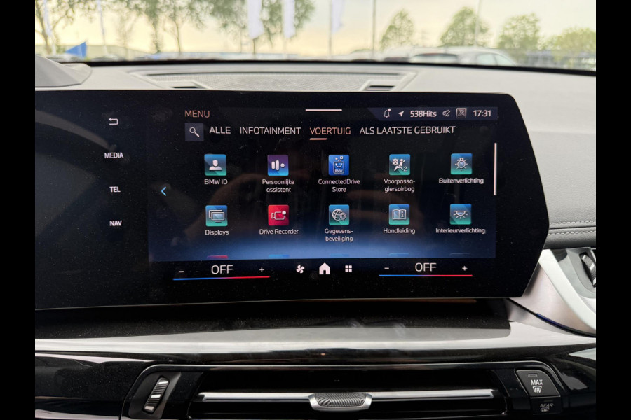BMW iX1 eDrive20 67 kWh 204pk | X-Line | Travel Pack  | Innovation Pack | Adaptieve cruise controle | HiFi System Harman Kardon | Panoramadak | Head up Display
