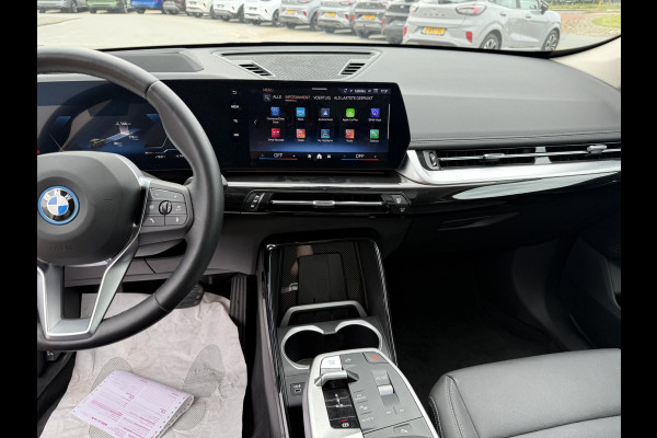 BMW iX1 eDrive20 67 kWh 204pk | X-Line | Travel Pack  | Innovation Pack | Adaptieve cruise controle | HiFi System Harman Kardon | Panoramadak | Head up Display