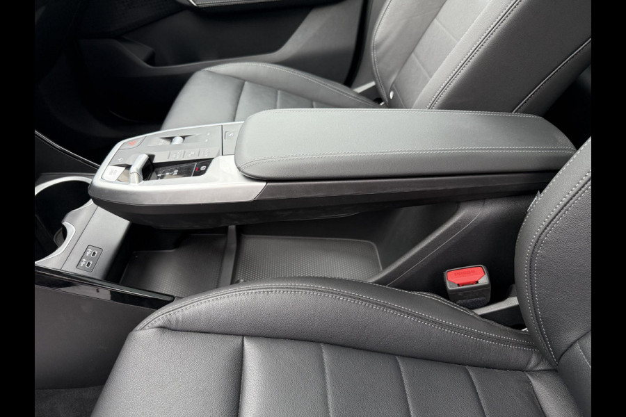 BMW iX1 eDrive20 67 kWh 204pk | X-Line | Travel Pack  | Innovation Pack | Adaptieve cruise controle | HiFi System Harman Kardon | Panoramadak | Head up Display
