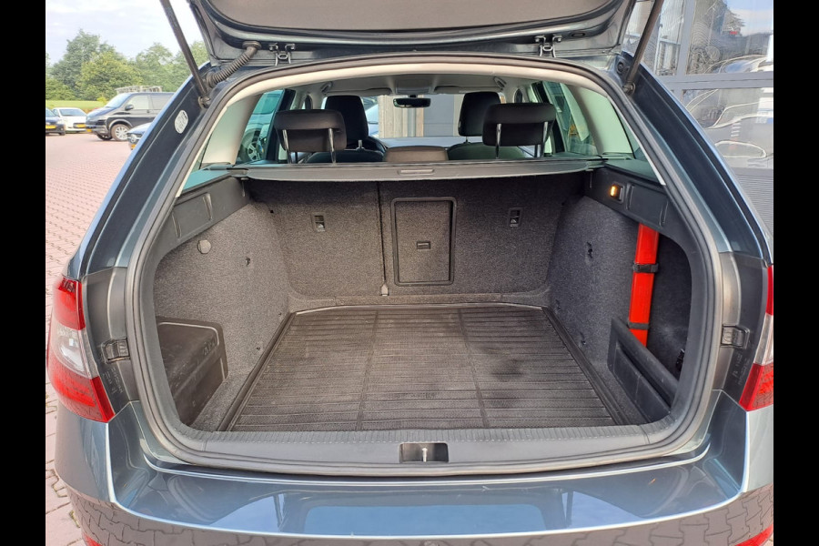 Škoda Octavia Combi 1.0 TSI Greentech Style Business | Automaat | Trekhaak | Stoelverwarming | All-seasons | Cruise |