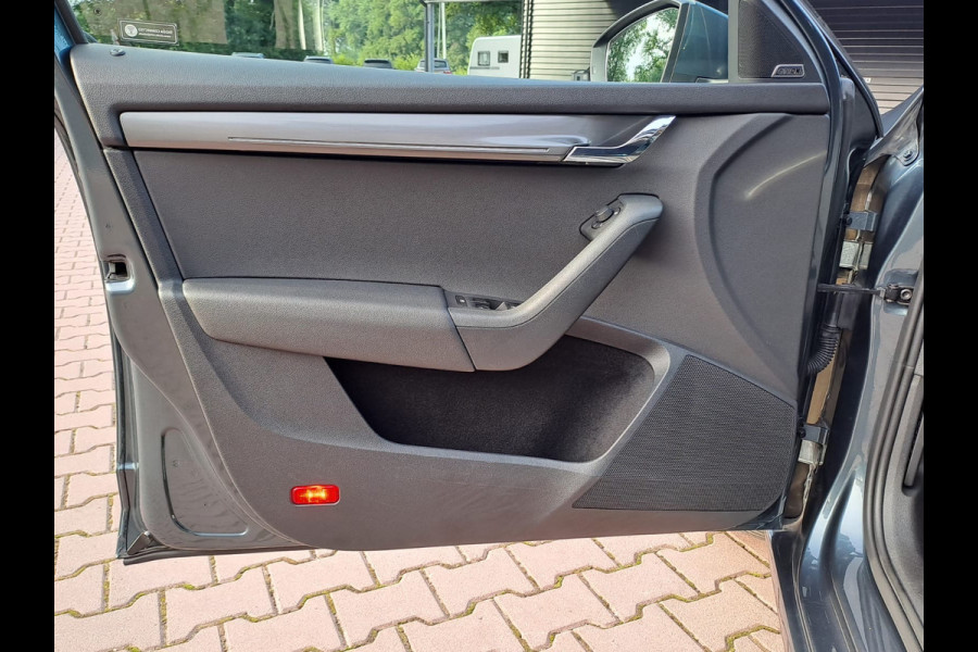 Škoda Octavia Combi 1.0 TSI Greentech Style Business | Automaat | Trekhaak | Stoelverwarming | All-seasons | Cruise |