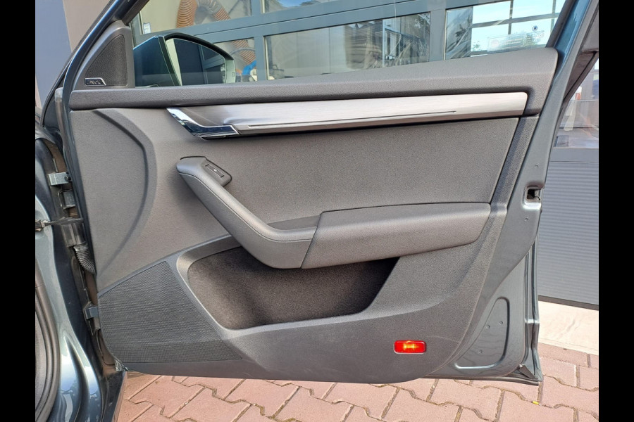 Škoda Octavia Combi 1.0 TSI Greentech Style Business | Automaat | Trekhaak | Stoelverwarming | All-seasons | Cruise |
