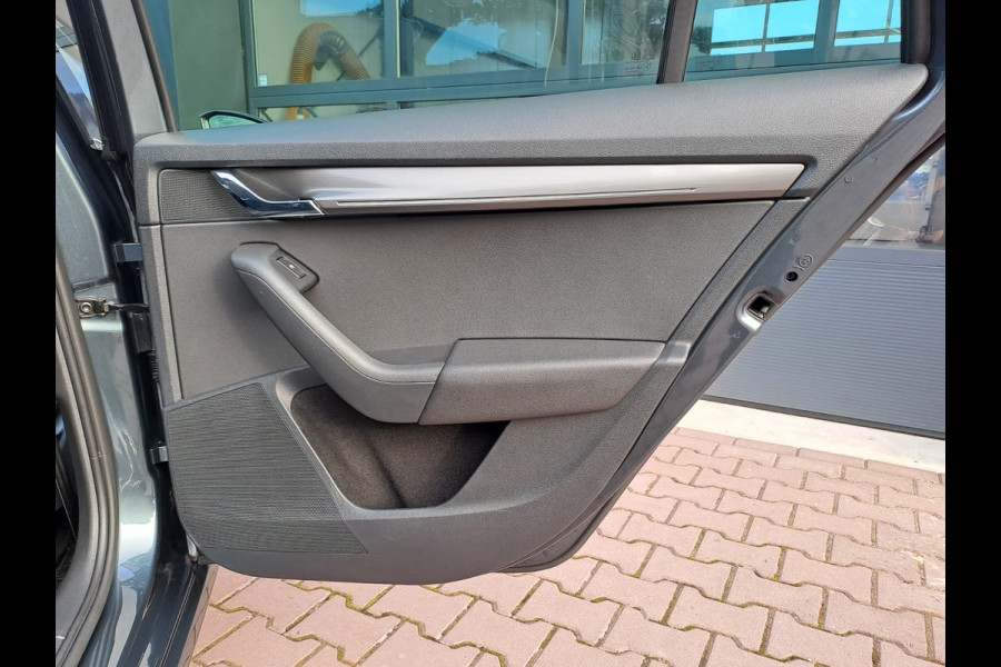 Škoda Octavia Combi 1.0 TSI Greentech Style Business | Automaat | Trekhaak | Stoelverwarming | All-seasons | Cruise |