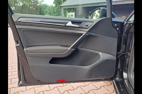 Volkswagen GOLF Variant 1.4 TSI Highline R-line | LED | Pano | Trekhaak | ACC | Navi | App-connect | Virtual |