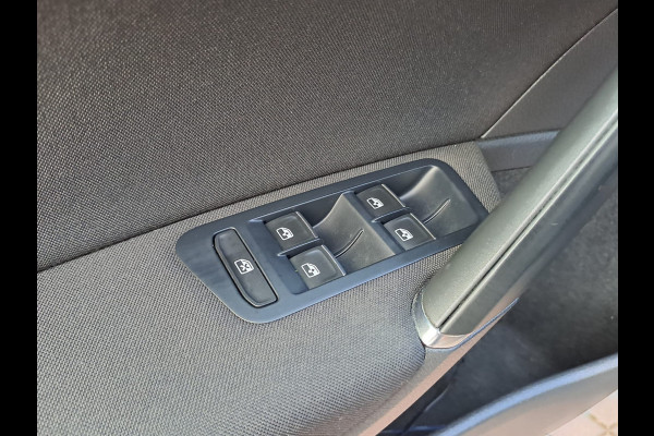 Volkswagen GOLF Variant 1.4 TSI Highline R-line | LED | Pano | Trekhaak | ACC | Navi | App-connect | Virtual |