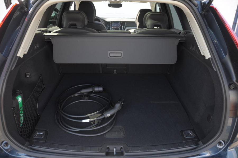 Volvo XC60 T6 350PK Long Range AWD Essential Bright Google Infotainment / Panoramisch schuif-kanteldak / Cruise control / Lederen bekleding / Parkeersensoren voor- en achterzijde / 19" lichtmetalen velgen /