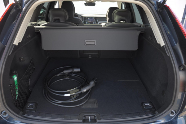 Volvo XC60 T6 350PK Long Range AWD Essential Bright Google Infotainment / Panoramisch schuif-kanteldak / Cruise control / Lederen bekleding / Parkeersensoren voor- en achterzijde / 19" lichtmetalen velgen /