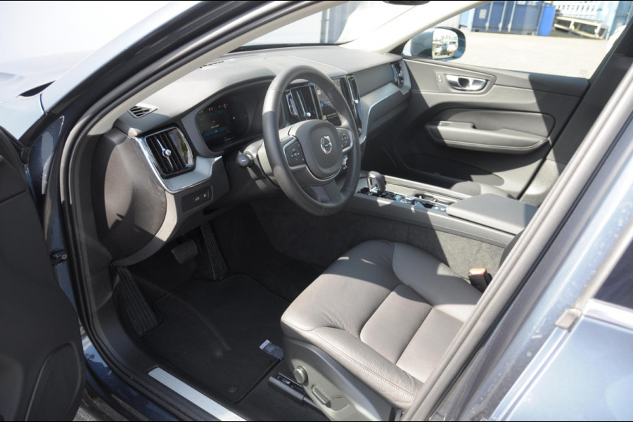 Volvo XC60 T6 350PK Long Range AWD Essential Bright Google Infotainment / Panoramisch schuif-kanteldak / Cruise control / Lederen bekleding / Parkeersensoren voor- en achterzijde / 19" lichtmetalen velgen /